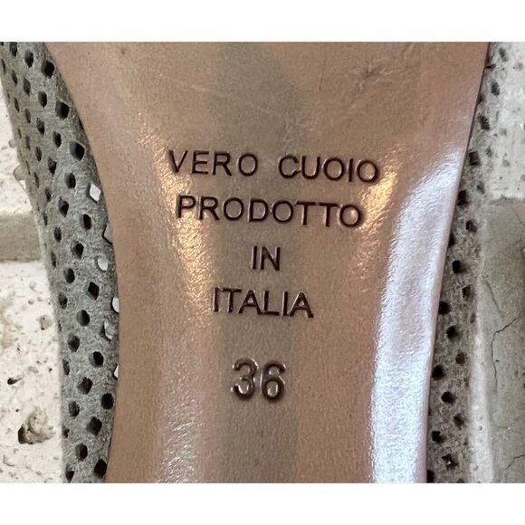 Elia. B London Women’s Perforated Tan Pump Closed Toe 2 1/2 inch Heels Sz 5.5 - Picture 9 of 10